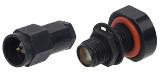 軍用規(guī)格 SMA 公頭電纜連接器（左）和母頭穿板連接器（右）